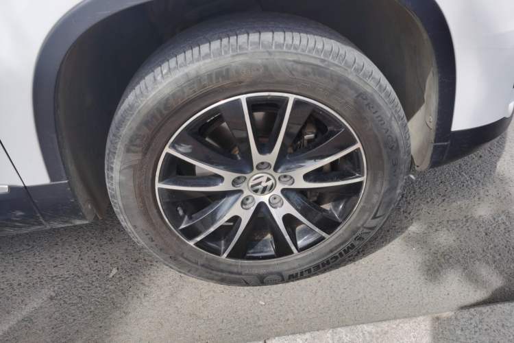 Used Volkswagen Tiguan 2015 2.0 TSI Automatic All-Wheel Drive Luxury Edition Right Front Wheel Hub