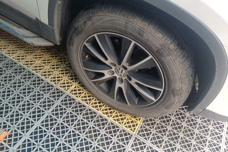 Used Volkswagen Tiguan 2015 1.8TSI Automatic All-Wheel-Drive Luxury Model Right Front Wheel Hub