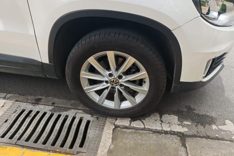 Used Volkswagen Tiguan 2015 1.8TSI Manual Two-Wheel-Drive Limited Edition Right Front Wheel Hub