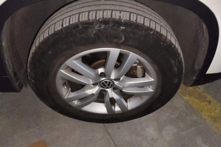Used Volkswagen Tiguan 2015 1.8TSI Automatic Two-Wheel Drive Trend Edition Right Front Wheel Hub