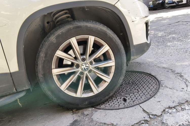 Used Volkswagen Tiguan 2015 1.8TSI Automatic All-Wheel Drive Comfort Edition Right Front Wheel Hub