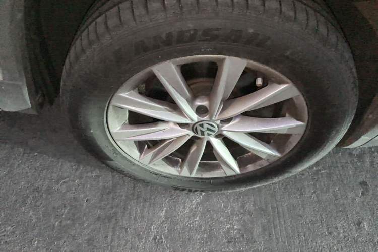 Used Volkswagen Tiguan 2015 1.8TSI Automatic Two-Wheel Drive Comfort Edition Right Front Wheel Hub