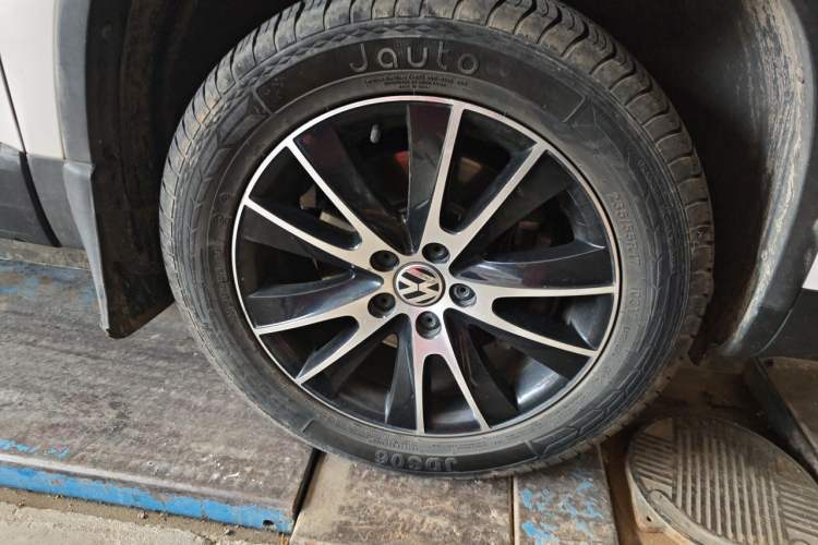 Used Volkswagen Tiguan 2015 1.8TSI Automatic Two-Wheel Drive Luxury Model Right Front Wheel Hub