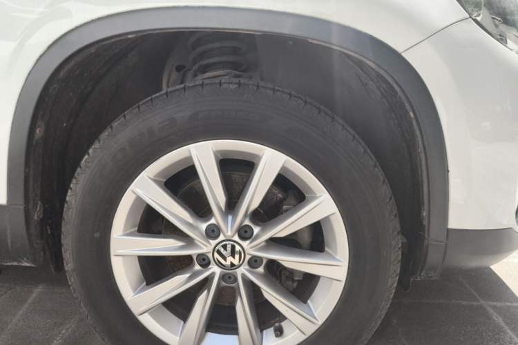 Used Volkswagen Tiguan 2015 1.8TSI Manual Two-Wheel-Drive Limited Edition Right Front Wheel Hub