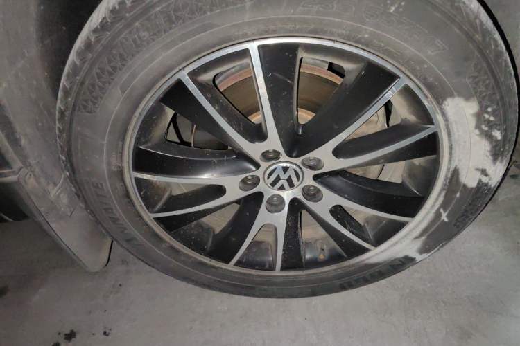 Used Volkswagen Tiguan 2015 1.8TSI Automatic All-Wheel-Drive Luxury Model Right Front Wheel Hub
