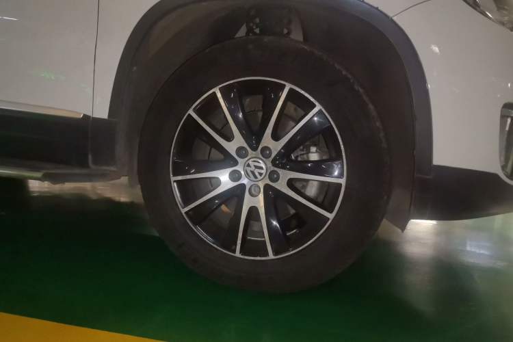 Used Volkswagen Tiguan 2015 1.8TSI Automatic All-Wheel-Drive Luxury Model Right Front Wheel Hub