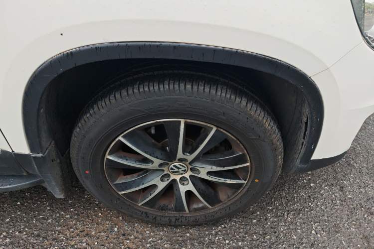Used Volkswagen Tiguan 2015 2.0 TSI Automatic All-Wheel Drive Luxury Edition Right Front Wheel Hub