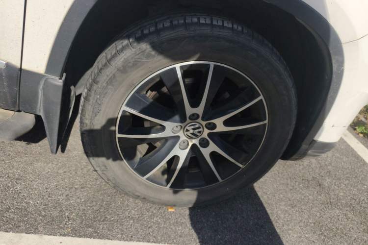 Used Volkswagen Tiguan 2015 1.8TSI Automatic All-Wheel-Drive Luxury Model Right Front Wheel Hub