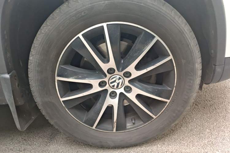 Used Volkswagen Tiguan 2015 1.8TSI Automatic All-Wheel-Drive Luxury Model Right Front Wheel Hub