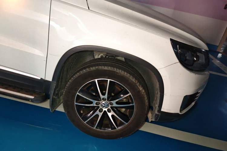 Used Volkswagen Tiguan 2015 2.0 TSI Automatic All-Wheel Drive Luxury Edition Right Front Wheel Hub