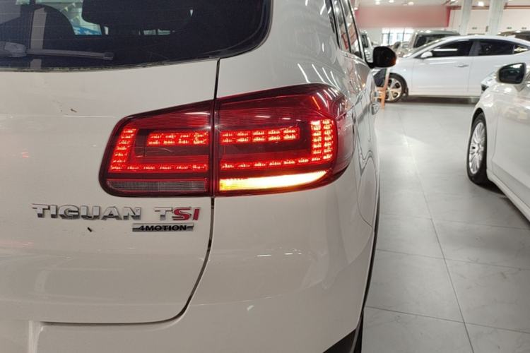 Used Volkswagen Tiguan 2015 1.8TSI Automatic All-Wheel-Drive Luxury Model Right Rear Taillight