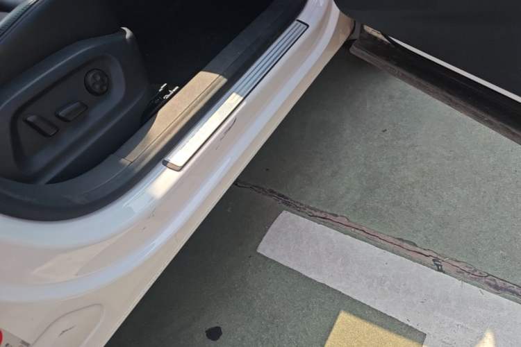 Used Volkswagen Tiguan 2015 1.8TSI Automatic Two-Wheel Drive Comfort Edition Right Side Sill