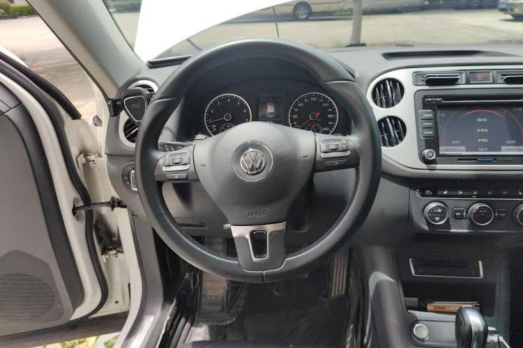 Used Volkswagen Tiguan 2015 1.8TSI Automatic All-Wheel-Drive Luxury Model Steering Wheel
