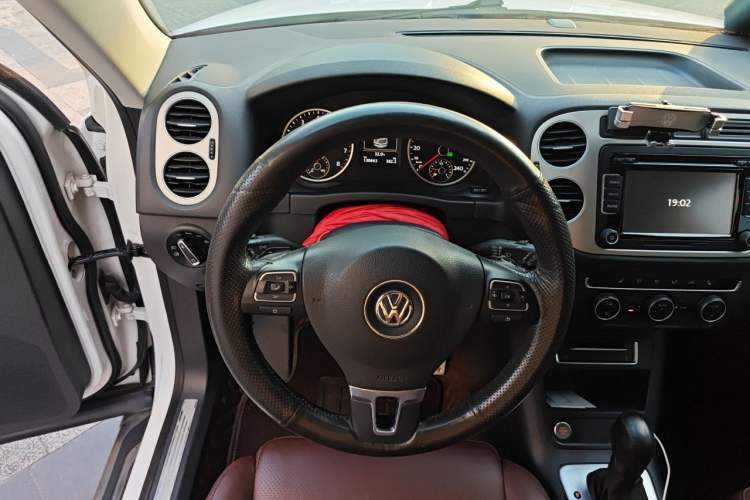 Used Volkswagen Tiguan 2015 1.8TSI Automatic Two-Wheel Drive Luxury Model Steering Wheel
