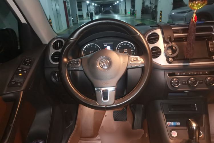 Used Volkswagen Tiguan 2015 1.8TSI Automatic All-Wheel-Drive Luxury Model Steering Wheel