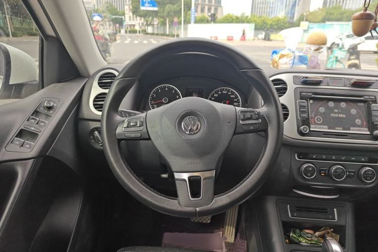 Used Volkswagen Tiguan 2015 1.8TSI Automatic Two-Wheel Drive Luxury Model Steering Wheel