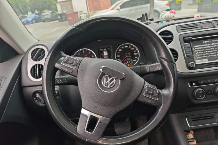 Used Volkswagen Tiguan 2015 1.8TSI Automatic Two-Wheel Drive Luxury Model Steering Wheel