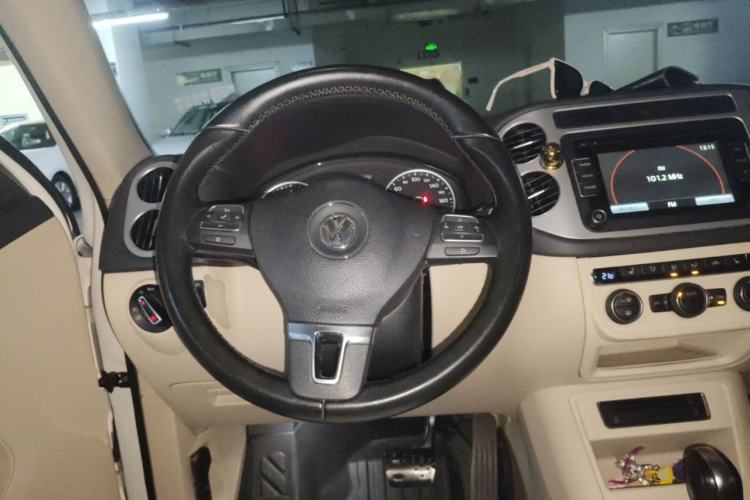 Used Volkswagen Tiguan 2015 2.0 TSI Automatic All-Wheel Drive Luxury Edition Steering Wheel