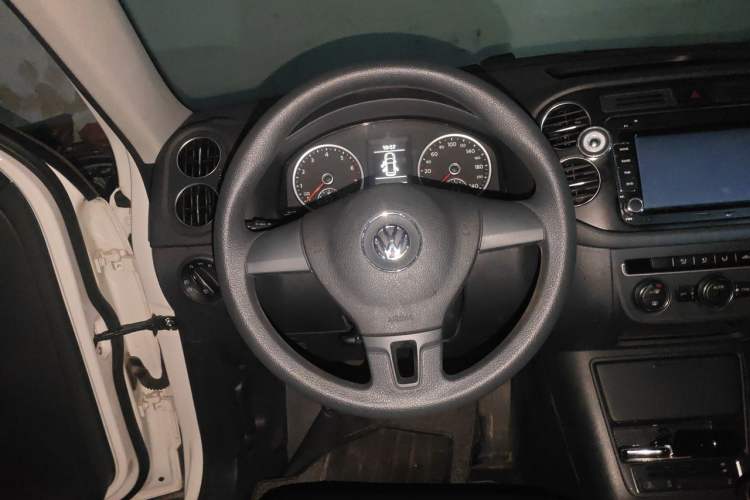Used Volkswagen Tiguan 2015 1.4TSI Manual Two-Wheel Drive BlueMotion Edition Steering Wheel