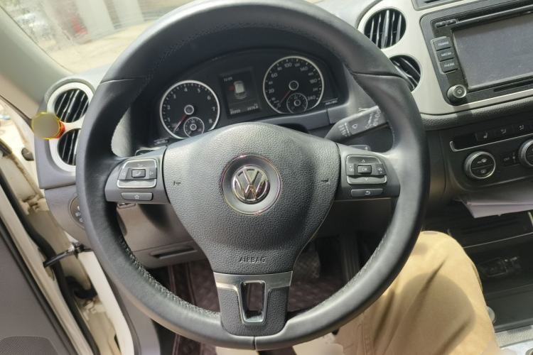 Used Volkswagen Tiguan 2015 2.0 TSI Automatic All-Wheel Drive Luxury Edition Steering Wheel