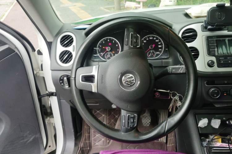 Used Volkswagen Tiguan 2015 1.8TSI Manual Two-Wheel-Drive Limited Edition Steering Wheel