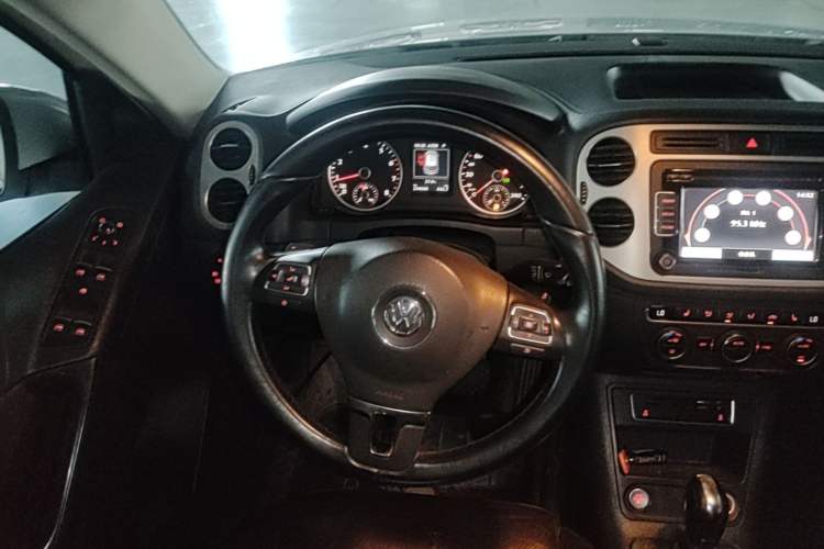 Used Volkswagen Tiguan 2015 1.8TSI Automatic Two-Wheel Drive Luxury Model Steering Wheel