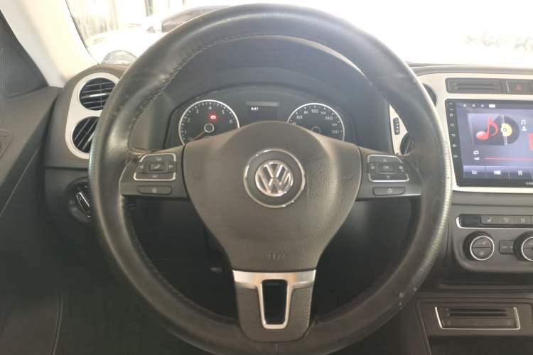 Used Volkswagen Tiguan 2015 2.0 TSI Automatic All-Wheel Drive Luxury Edition Steering Wheel