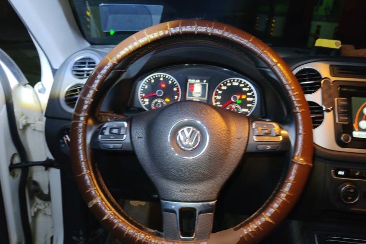 Used Volkswagen Tiguan 2015 2.0 TSI Automatic All-Wheel Drive Luxury Edition Steering Wheel
