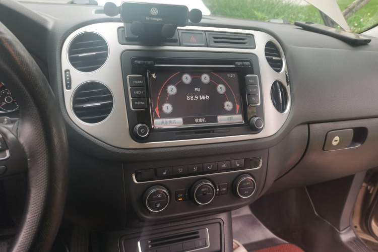 Used Volkswagen Tiguan 2015 1.8TSI Automatic All-Wheel-Drive Luxury Model Audio And AC Panel