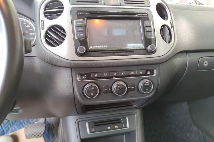 Used Volkswagen Tiguan 2015 2.0 TSI Automatic All-Wheel Drive Flagship Edition Audio And AC Panel