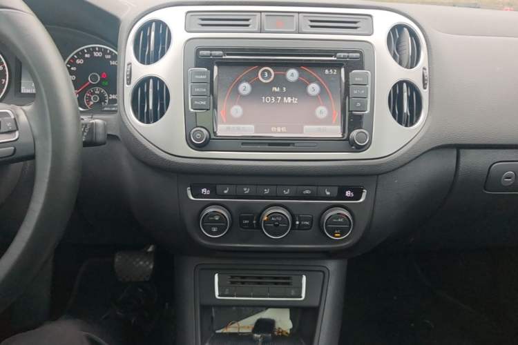 Used Volkswagen Tiguan 2015 1.8TSI Automatic Two-Wheel Drive Luxury Model Audio And AC Panel