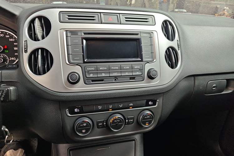 Used Volkswagen Tiguan 2015 1.8TSI Automatic Two-Wheel Drive Comfort Edition Audio And AC Panel