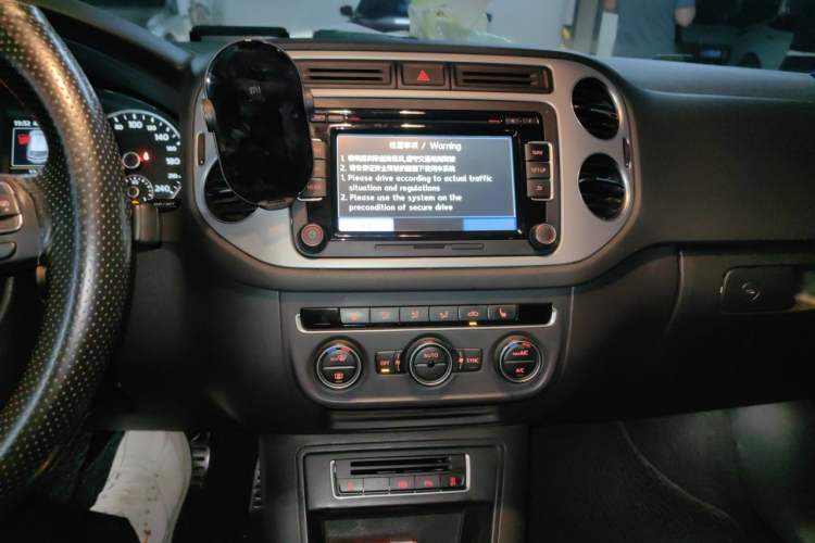 Used Volkswagen Tiguan 2015 2.0 TSI Automatic All-Wheel Drive Flagship Edition Audio And AC Panel
