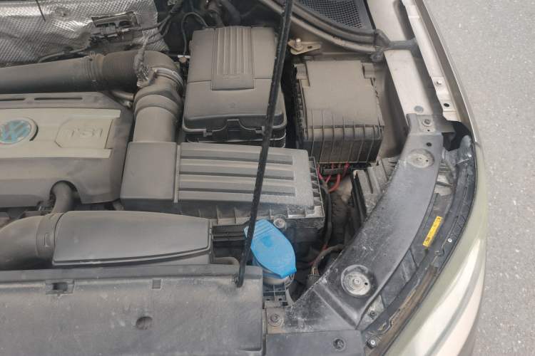 Used Volkswagen Tiguan 2015 1.8TSI Automatic All-Wheel-Drive Luxury Model Engine Bay Left