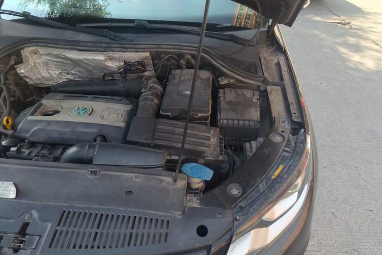 Used Volkswagen Tiguan 2015 1.8TSI Automatic All-Wheel-Drive Luxury Model Engine Bay Left