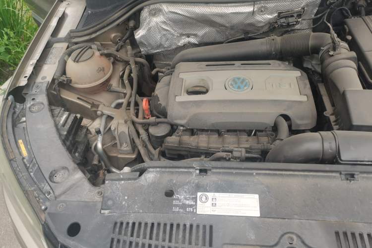 Used Volkswagen Tiguan 2015 1.8TSI Automatic All-Wheel-Drive Luxury Model Engine Bay Right