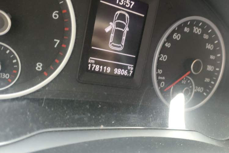Used Volkswagen Tiguan 2015 1.8TSI Manual Two-Wheel Drive Fashion Edition Odometer Close Up