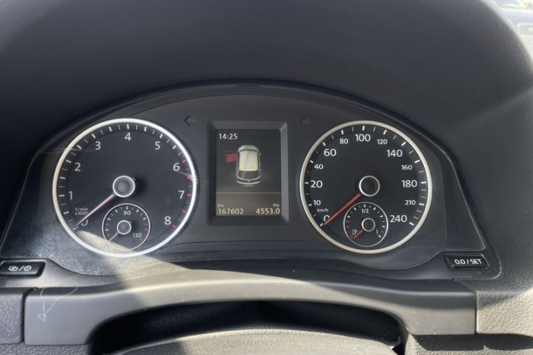 Used Volkswagen Tiguan 2015 2.0 TSI Automatic All-Wheel Drive Flagship Edition Odometer Close Up