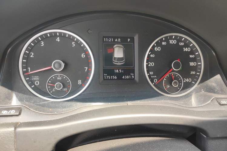 Used Volkswagen Tiguan 2015 2.0 TSI Automatic All-Wheel Drive Flagship Edition Odometer Close Up