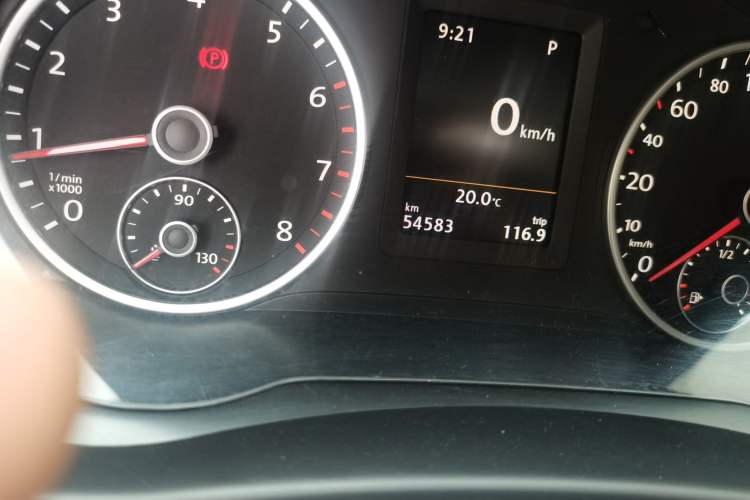 Used Volkswagen Tiguan 2015 1.8TSI Automatic All-Wheel-Drive Luxury Model Odometer Close Up