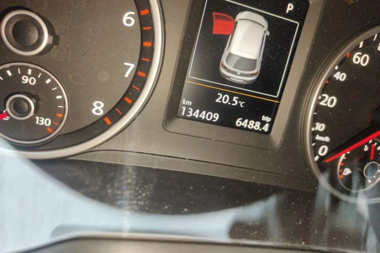 Used Volkswagen Tiguan 2015 1.8TSI Automatic Two-Wheel Drive Luxury Model Odometer Close Up