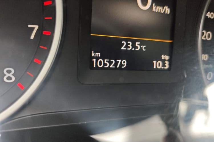 Used Volkswagen Tiguan 2015 1.8TSI Automatic Two-Wheel Drive Luxury Model Odometer Close Up