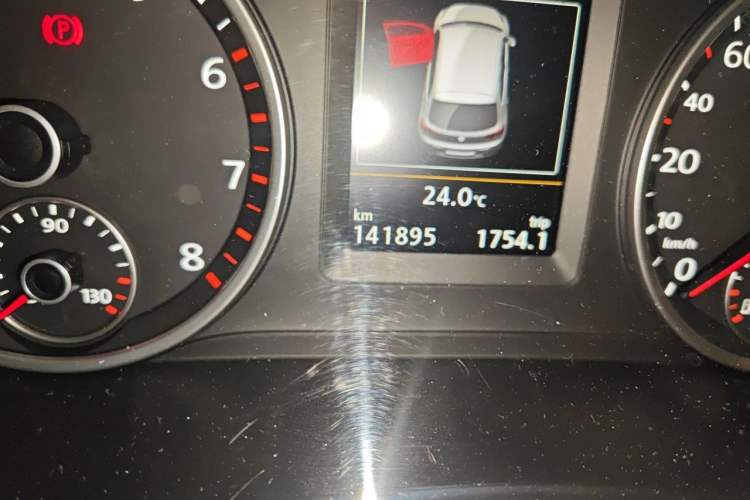 Used Volkswagen Tiguan 2015 1.8TSI Automatic Two-Wheel Drive Luxury Model Odometer Close Up