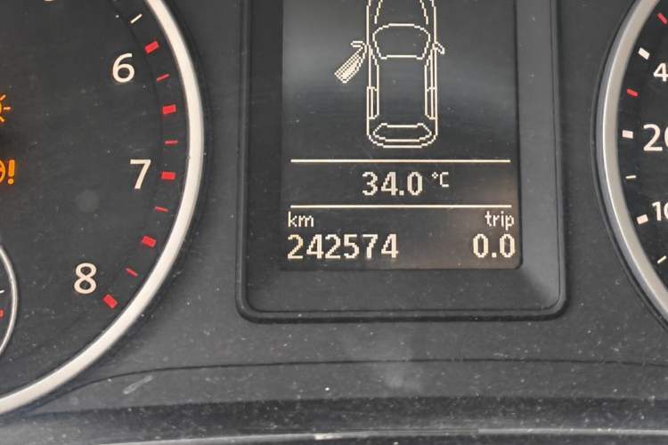 Used Volkswagen Tiguan 2015 1.8TSI Automatic Two-Wheel Drive Trend Edition Odometer Close Up