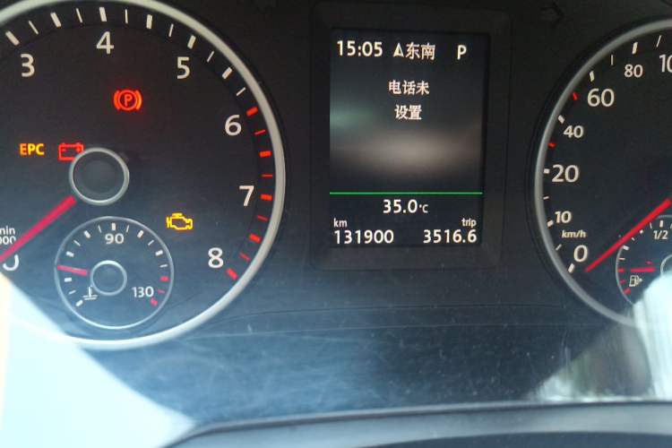 Used Volkswagen Tiguan 2015 1.8TSI Automatic All-Wheel-Drive Luxury Model Odometer Close Up