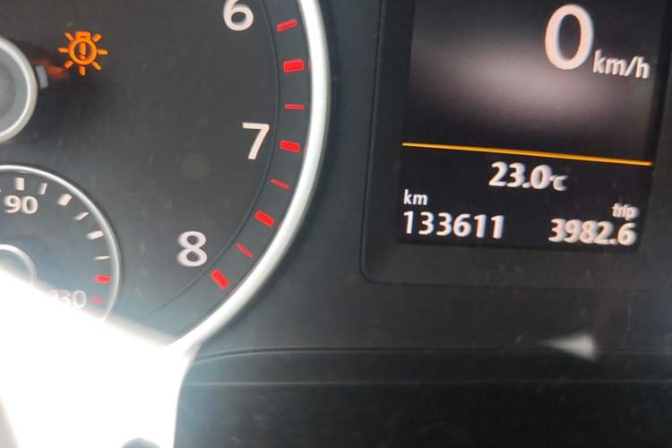 Used Volkswagen Tiguan 2015 1.8TSI Automatic Two-Wheel Drive Luxury Model Odometer Close Up