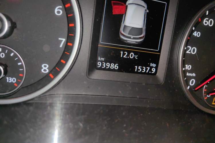 Used Volkswagen Tiguan 2015 2.0 TSI Automatic All-Wheel Drive Flagship Edition Odometer Close Up