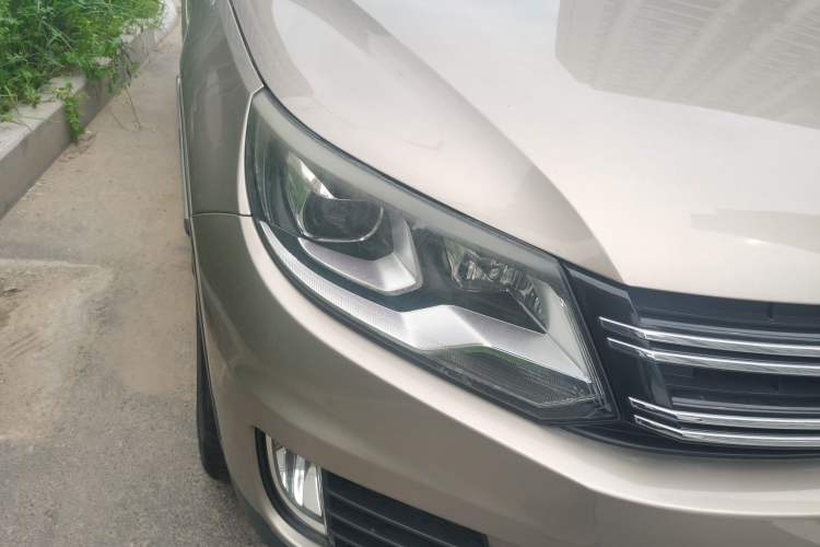 Used Volkswagen Tiguan 2015 1.8TSI Automatic All-Wheel-Drive Luxury Model Right Front Headlight