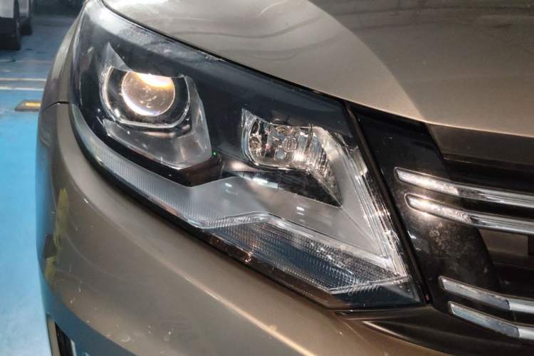 Used Volkswagen Tiguan 2015 1.8TSI Automatic Two-Wheel Drive Comfort Edition Right Front Headlight