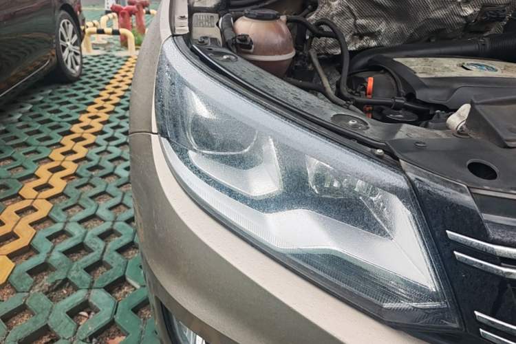 Used Volkswagen Tiguan 2015 1.8TSI Automatic Two-Wheel Drive Luxury Model Right Front Headlight